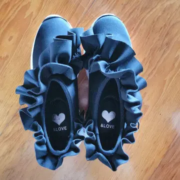 앤드러브 더 데코라 프릴의 LOVE 스니커즈 블랙, M 사이즈