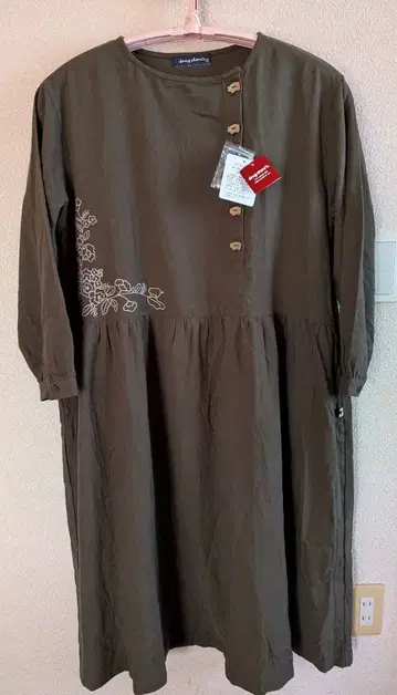 드럭스토어의 자수 원피스