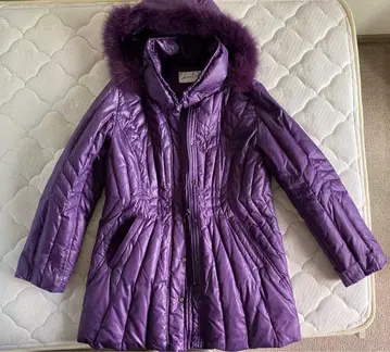 보라색 퍼가 달린 롱 다운 자켓