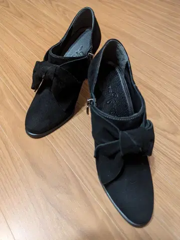 긴자 카네마츠 리본 포함 스웨이드 하이힐 블랙