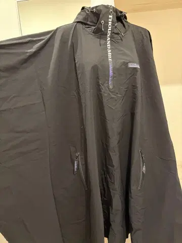 THOUSAND MILE 블랙 후드 부착 판초