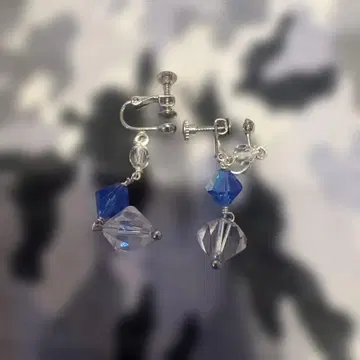 파랑과 투명 크리스탈 댕글 귀찌