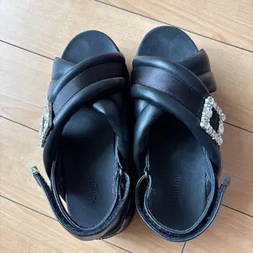 비쥬 장식 블랙 샌들