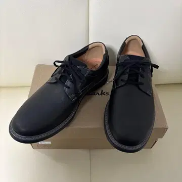 Clarks 블랙 가죽 드레스 신발