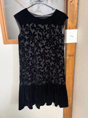 ANAYI 블랙 벨벳 슬리브리스 드레스