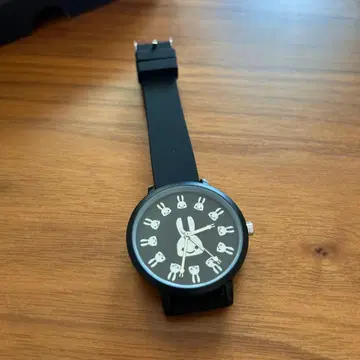 CUNE 메탈릭 토끼 손목시계