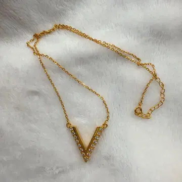 IRIEBEACH V자형 크리스탈 목걸이