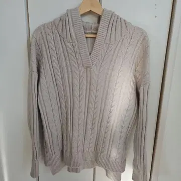 라이트 그레이 V넥 케이블 짜임 스웨터