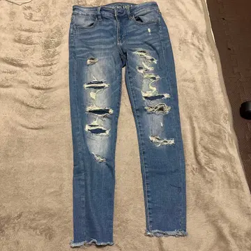 데미지 가공 라이트 블루 스키니 데님