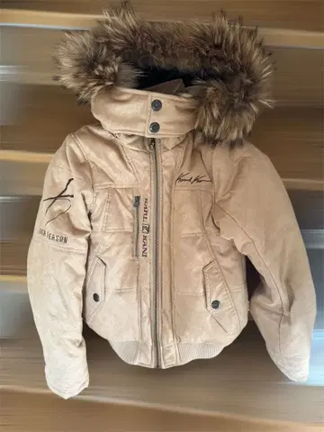 후드 부착 베이지 다운 자켓