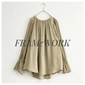 새상품급 FRAMeWORK 도비 새틴 개더 블라우스 베이지