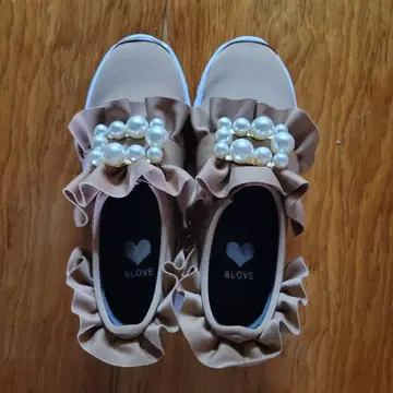 앤드러브 펄과 비쥬 프릴의 고져스 LOVE 스니커즈. 모카, M 사이즈