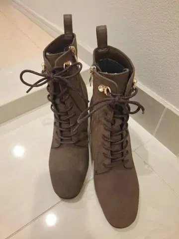 브라운 스웨이드 레이스업 부츠