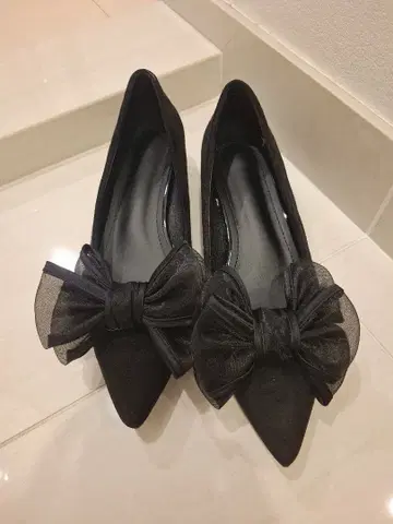 리본 포함 블랙 스틸레토 펌프스