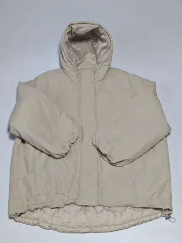 베이지 다운 자켓 후드 부착