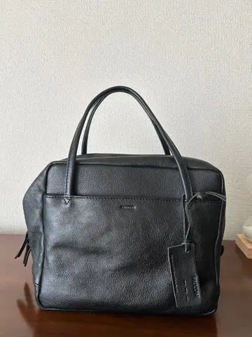 블랙 가죽 핸드백 지퍼 포함