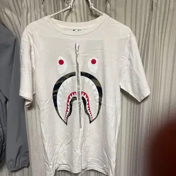샤크 디자인 화이트 티셔츠