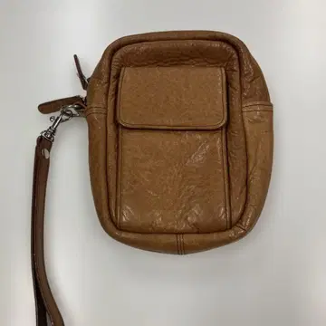 브라운 가죽 바디백 프론트 포켓 부착