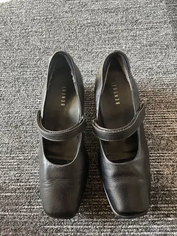 BENEBI 스트랩 포함 블랙 힐