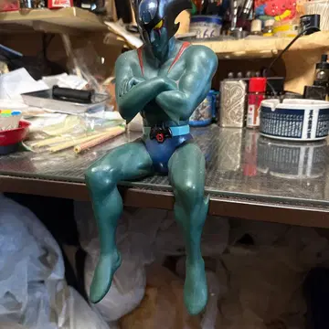 파란색 피규어 팔짱 낀 포즈