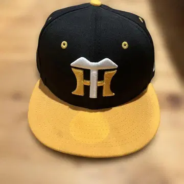 한신 타이거즈 59FIFTY 블랙/옐로우 컬러 자수 로고 캡