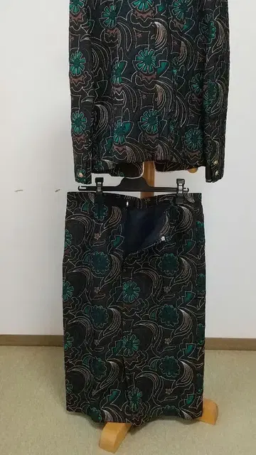 꽃무늬 노카라 자켓과 스커트 세트 디자인 by KEIZO AYATA