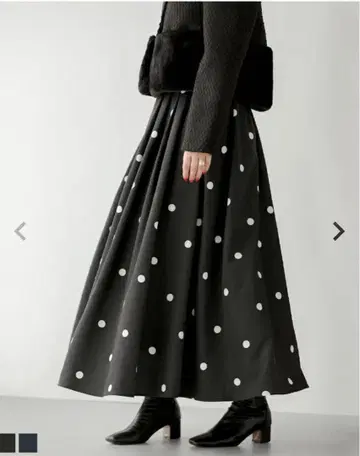 [ 새상품급 ] fitmore 랜덤 도트 무늬 플레어 스커트 블랙