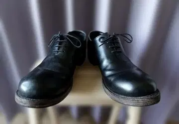 카즈유키 쿠마가이 어태치먼트 구이디 가죽 단화