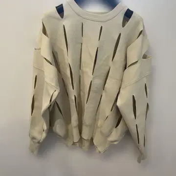 아이보리 컷 아웃 디자인 긴팔 스웨터