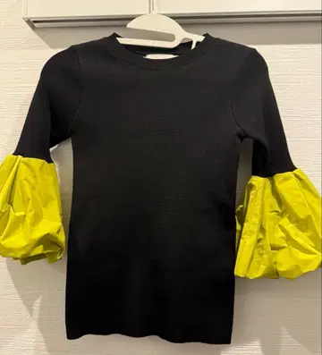 블랙 옐로우 그린 퍼프 슬리브 티셔츠 7부 소매 Narcissus