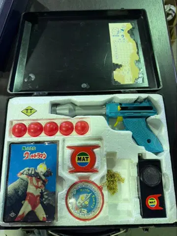 S1042 돌아온 울트라맨 아타셰 케이스 변신 대원 세트