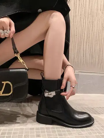 금장 장식 디자인 부츠