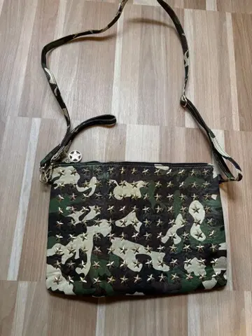 TRE STAR 카모플라쥬 스터드 클러치백 (끈 포함)