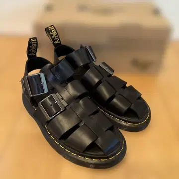 닥터마틴 구르카 샌들