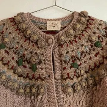 꽃 모티브의 핑크 니트 가디건입니다.