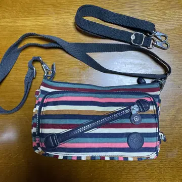 키플링 (Kipling)의 스트라이프 패턴 숄더 포켓 많은 지갑 파우치