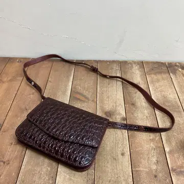 다크 브라운 크로커다일풍 숄더백