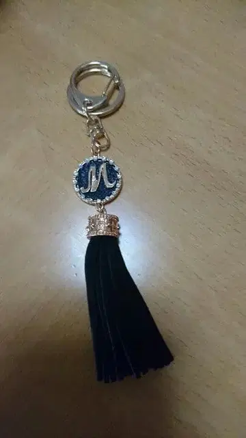 로고 포함 블랙 태슬 키링