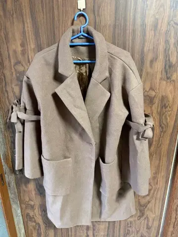 소매 리본 포함 코트