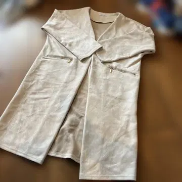 크림색 롱 코트 지퍼 포켓 부착