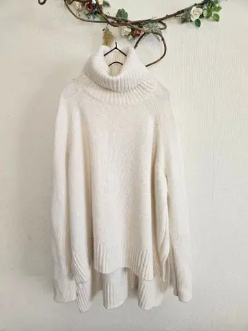 화이트 터틀넥 니트