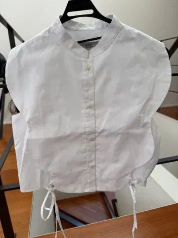 CIS. 슬리브리스 블라우스