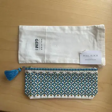 MALAIKA 패브릭 소재 파우치 파랑과 화이트 패턴