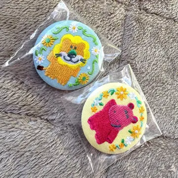 [ 미사용 새상품 ] 타베코 동물 사자와 곰 자수 핀 배지 2개 세트