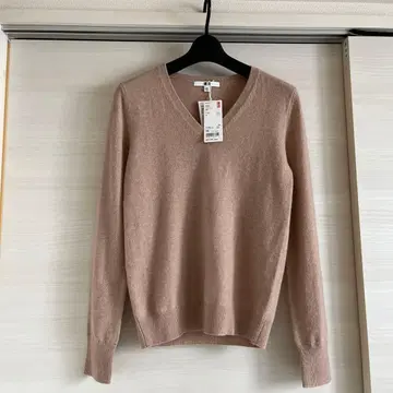 새상품급 택 포함 미사용 새상품 유니클로 캐시미어 V넥 스웨터