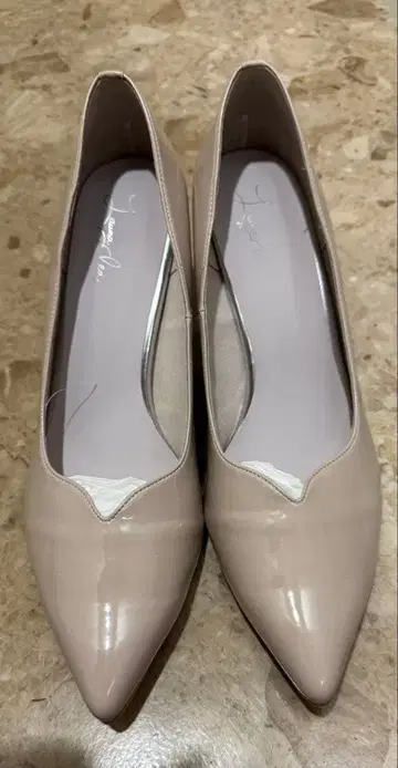 Launa lea T컷 펌프스 베이지