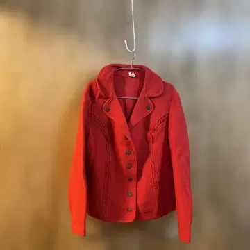 여성 빈티지 패션에 티롤리안 자켓 골동품 빨간색 버튼 포함 울 코트