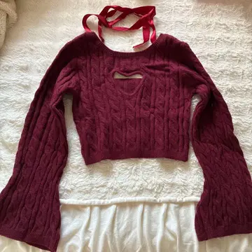 버건디 하트 컷 아웃 니트