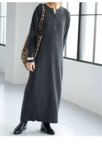 헨리넥 리브 니트 원피스