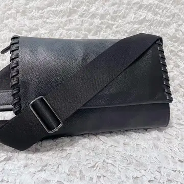 완판템 이아파피요네 와이드 테이프 숄더백 블랙 천연 가죽